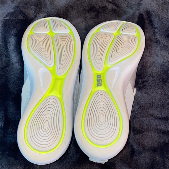 Women’s Nike tennis shoes - Picture 4 of 5